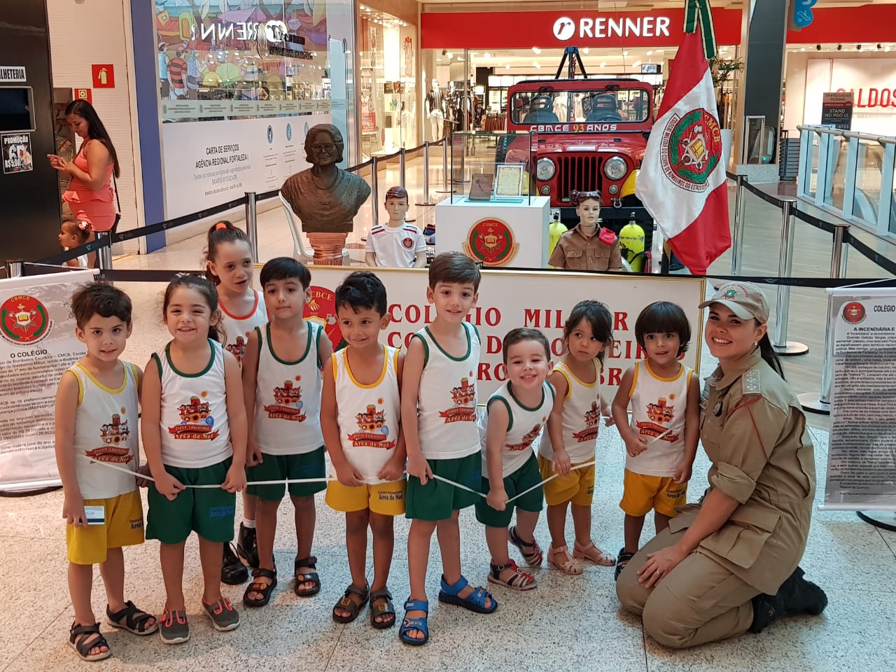 Bombeiros realizam exposição de materiais e uniformes em shoppings