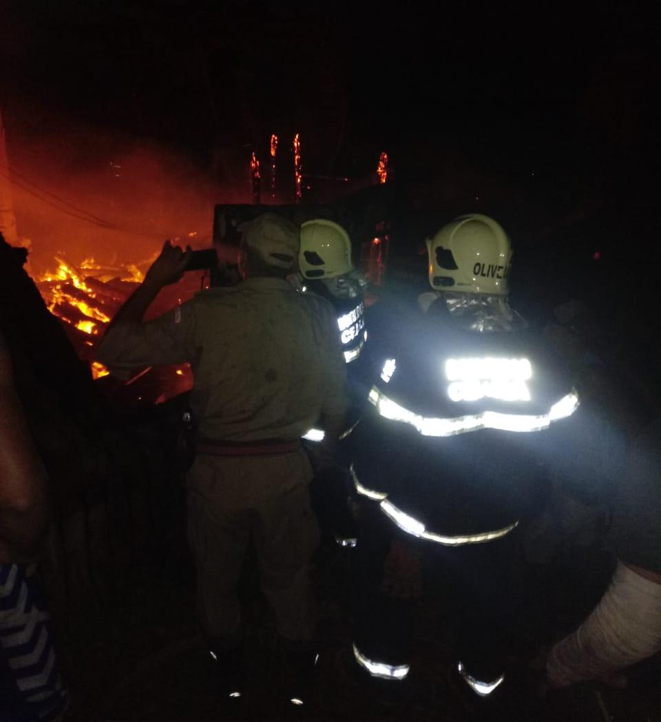 4ªCia/2ºBBM debela incêndio em barraca de praia na Paraipaba