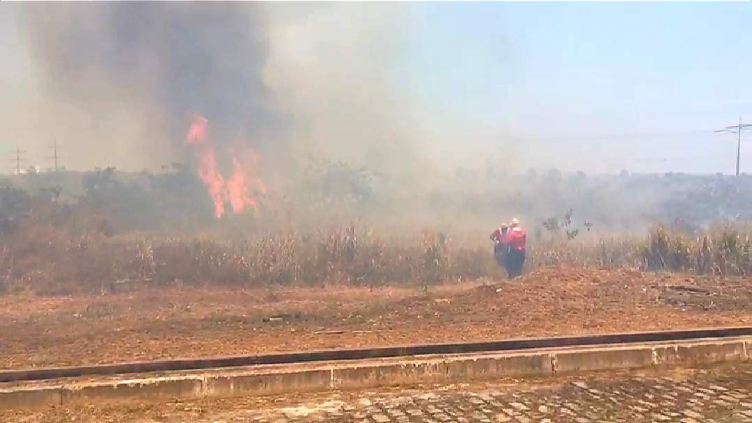 4ªCia/1ºBBM debela incêndio próximo a Chesf no Bairro Castelão