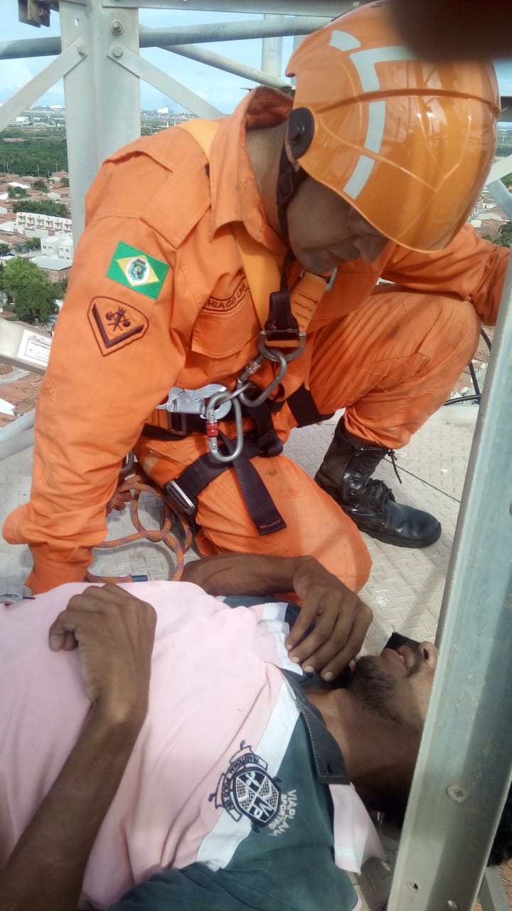 CBMCE Salva homem em tentativa de suicídio em torre de telefônica