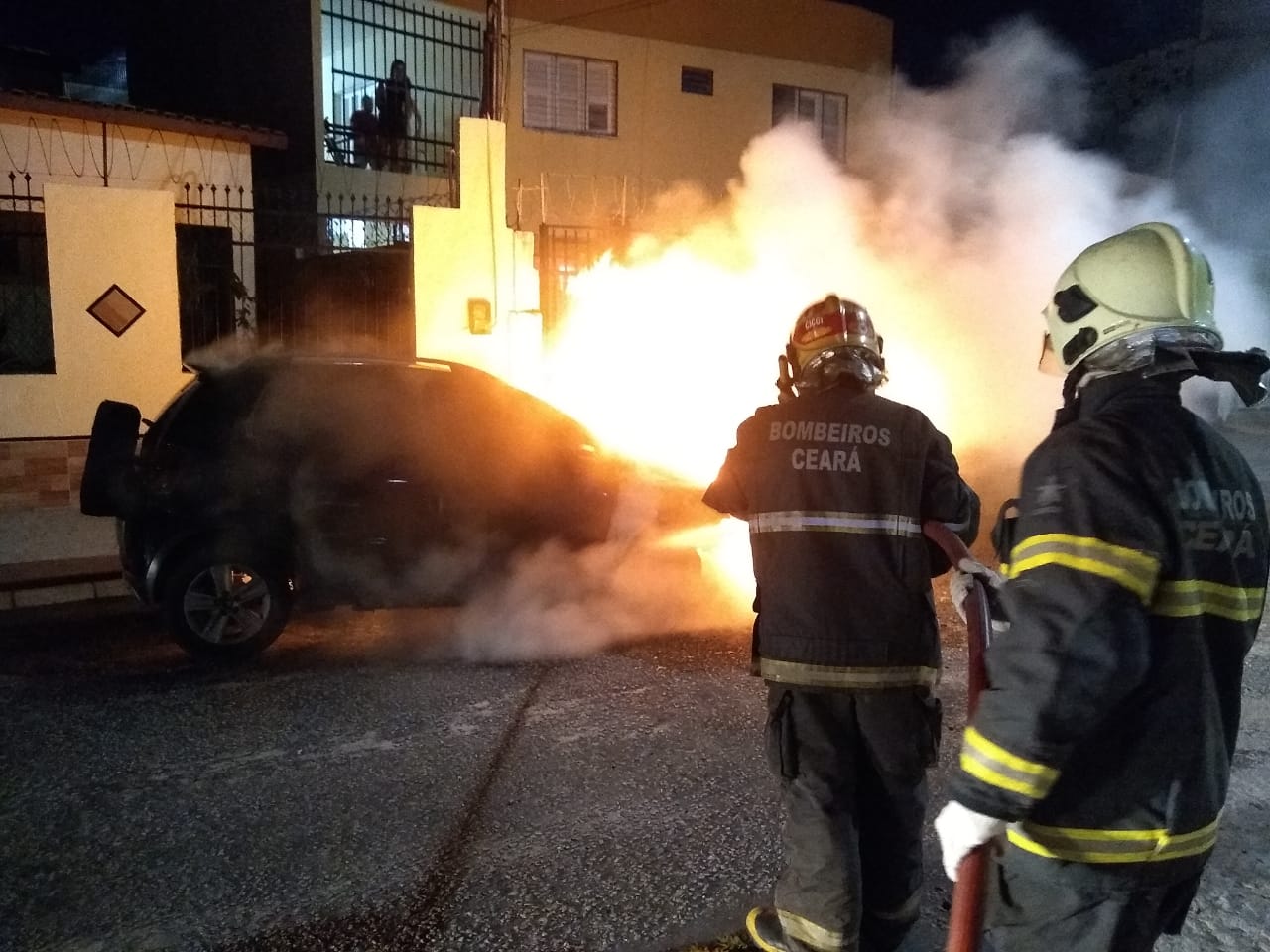 1ªCia/1ºBBM debela incêndio em veículo no Bairro Parreão, em Fortaleza