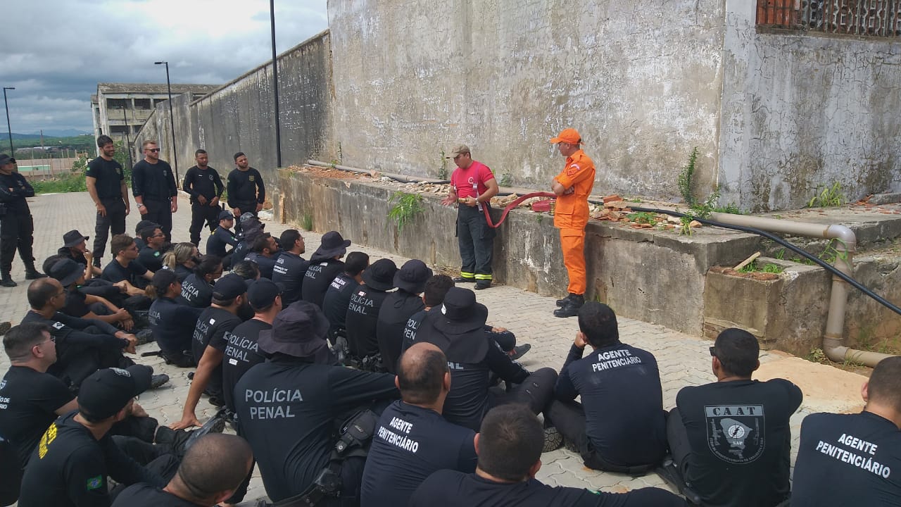 Corpo de Bombeiros realiza instrução de Combate à Incêndio para Policiais Penais, em Itaitinga