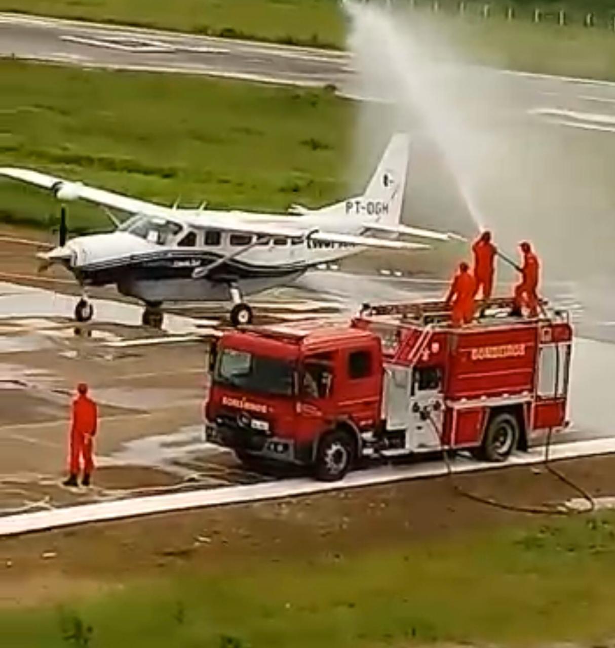 Corpo de Bombeiros realiza banho de aeronave no aeroporto Pedro Teixeira Castelo, em Tauá