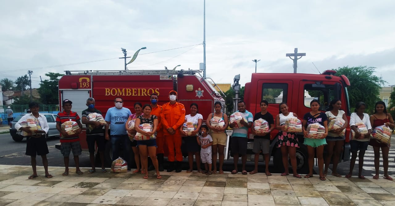 Bombeiros Militares doam cestas básicas para famílias carentes de Guaramiranga e Baturité