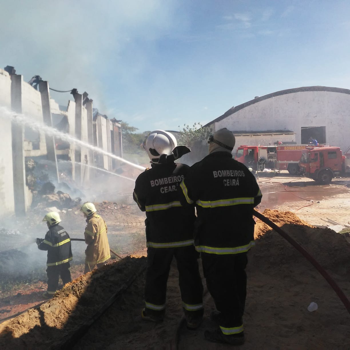 Bombeiros de Aracati e Limoeiro do Norte debelam incêndio em indústria de Jaguaruana
