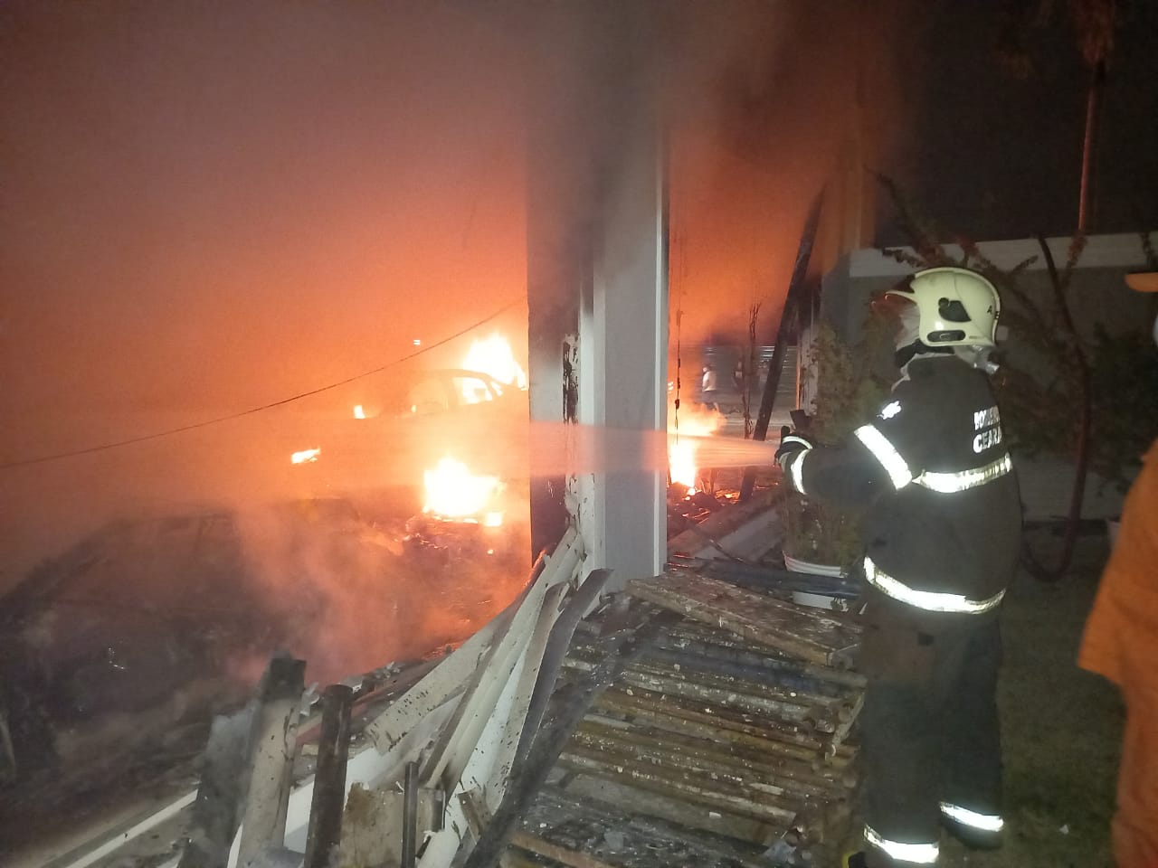 CBMCE atende a incêndio em mansão em condomínio de Luxo