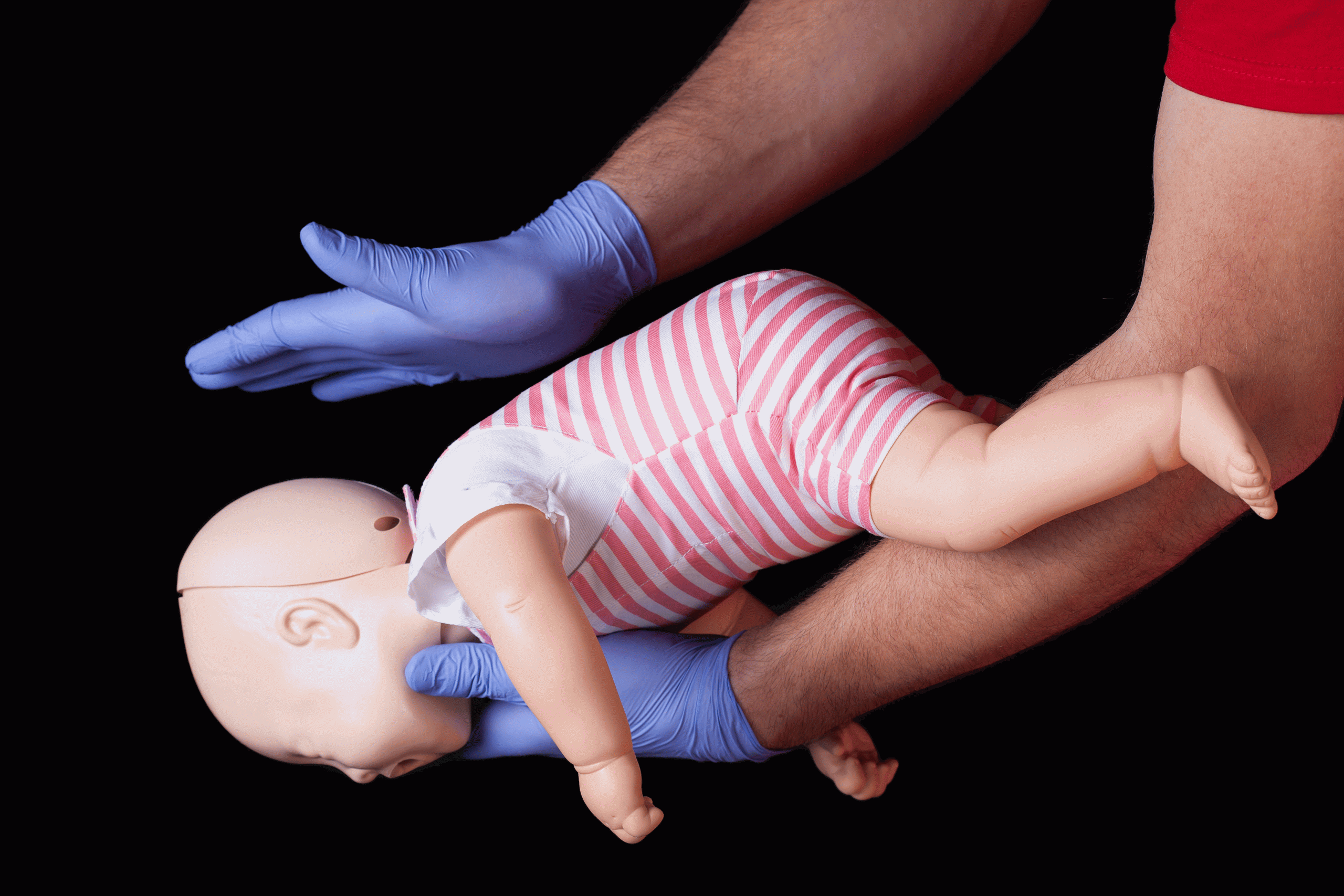Corpo de Bombeiros orienta como lidar com o engasgo de bebes e crianças