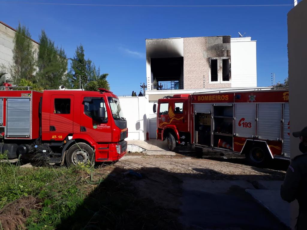 Corpo de Bombeiros debelam incêndio em residência no Bairro Renato Parente, em Sobral
