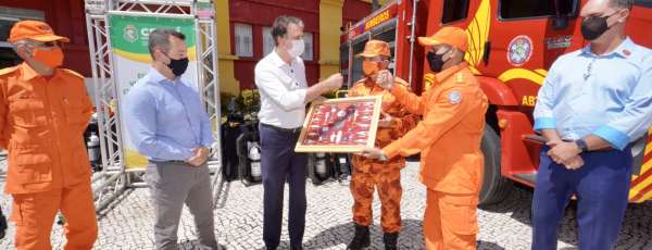 Governo do Ceará anuncia a convocação de 204 bombeiros e entrega viaturas e equipamentos para a corporação