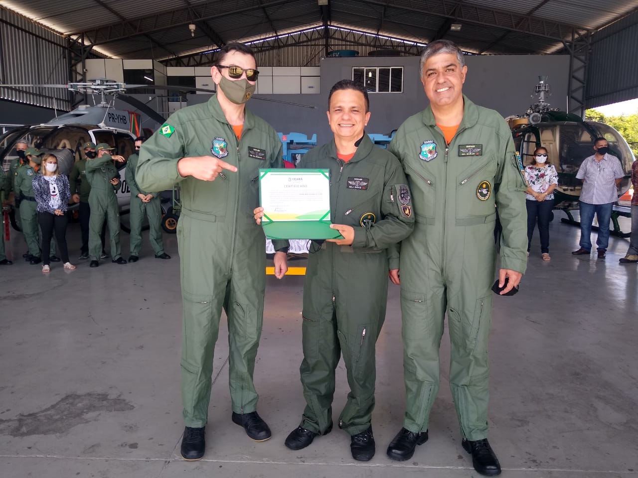 Corpo de Bombeiros realiza batismo em oficial da Ciopaer homologado Piloto Comercial de Helicóptero