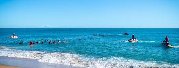Travessia aquática reúne centenas de Bombeiros na Praia da Leste-Oeste