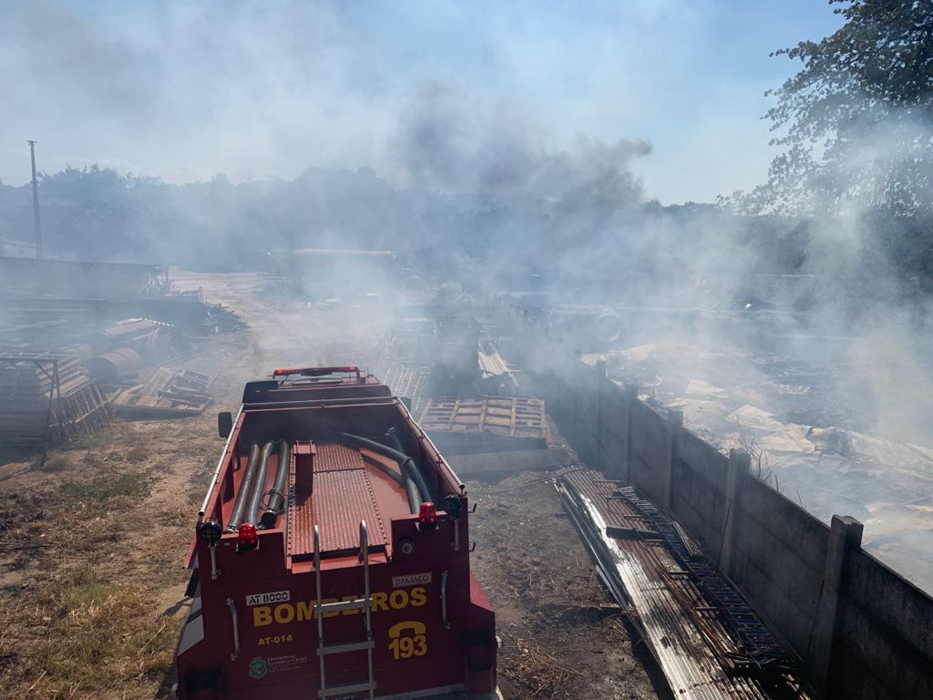 Corpo de Bombeiros debela incêndio florestal em Caucaia