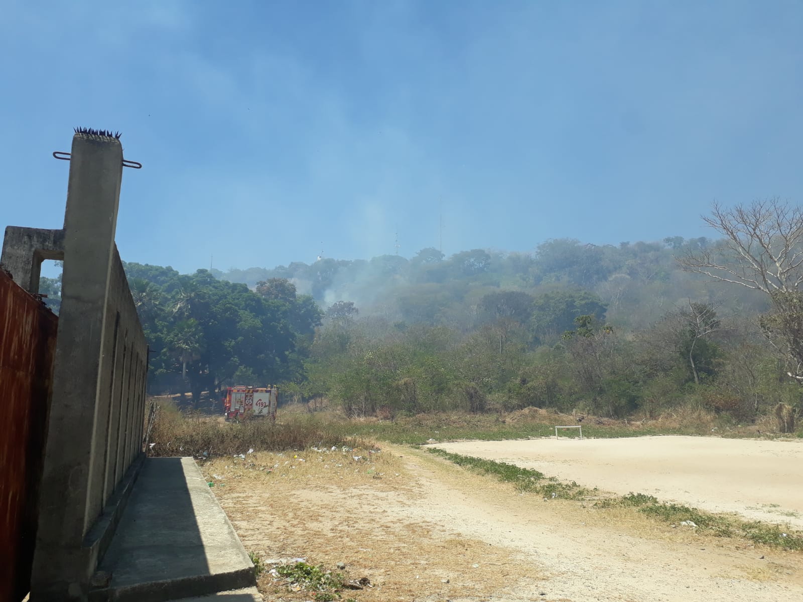 Corpo de Bombeiros debela incêndio florestal em Itaitinga