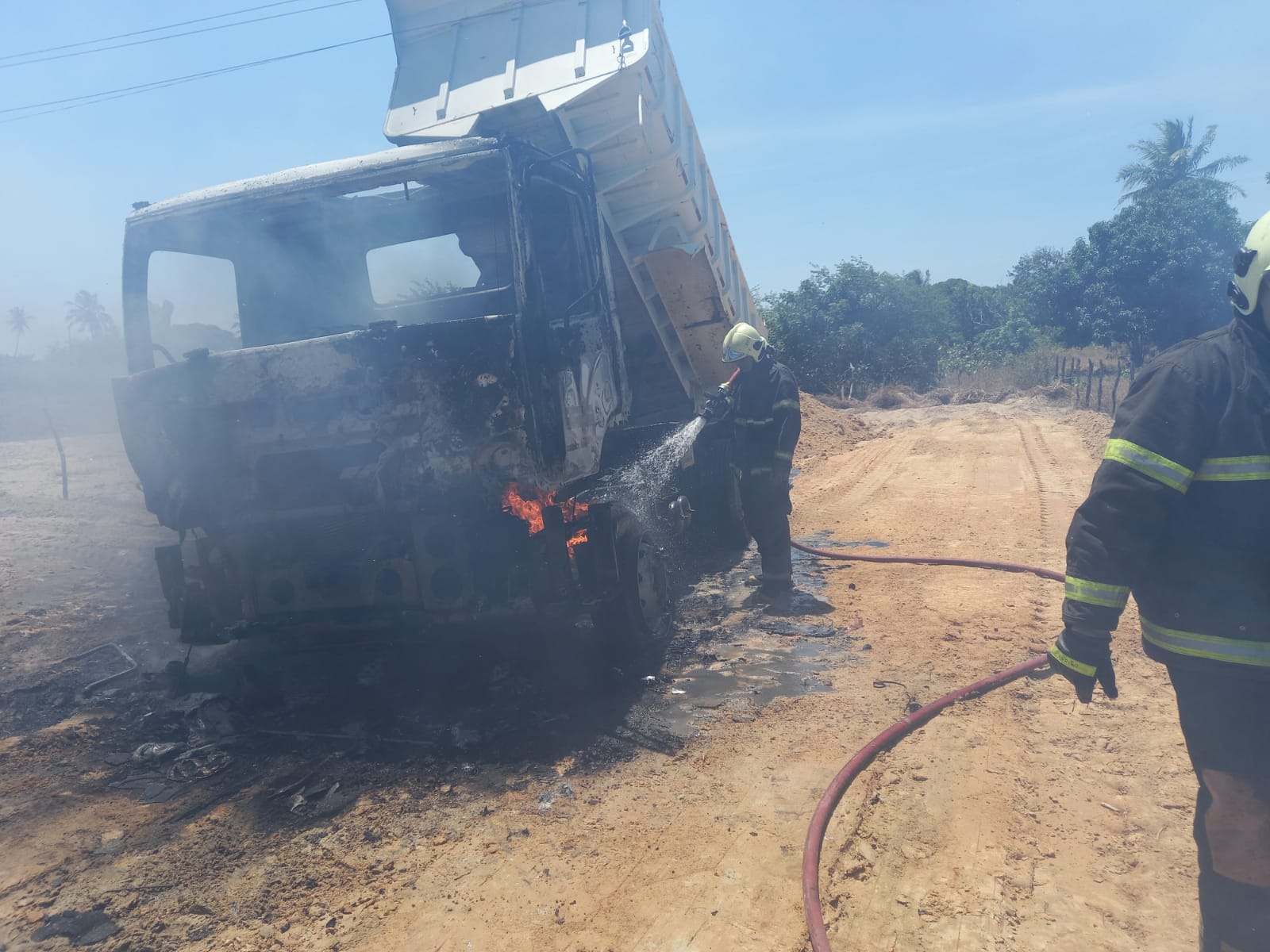 CBMCE debela incêndio em caminhão em Pindoretama