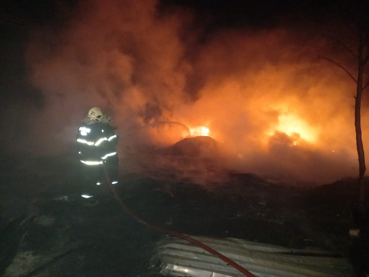 Incêndio de reciclagem em Aquiraz é debelado por bombeiros militares da Messejana