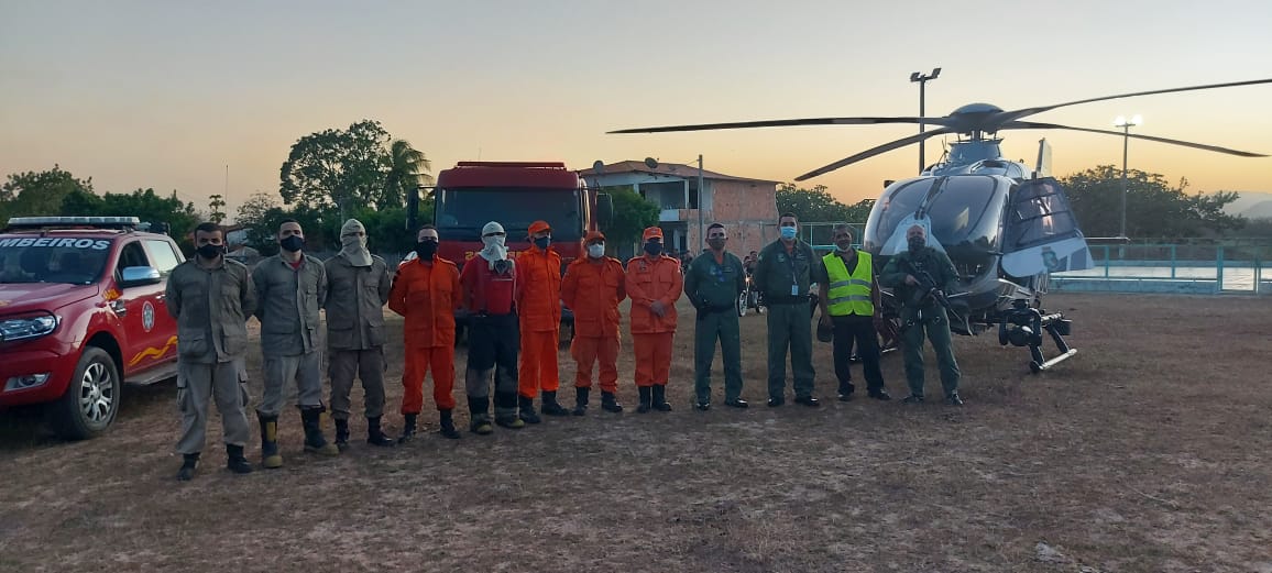 Corpo de Bombeiros e Ciopaer apagam incêndio florestal em Umirim