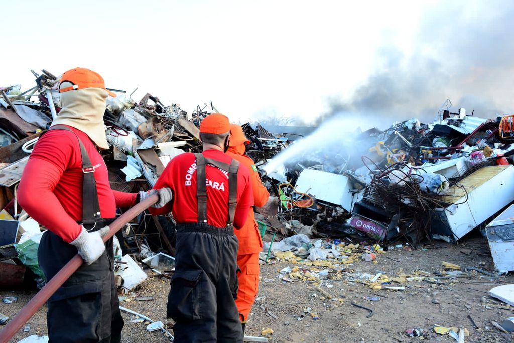 Corpo de Bombeiros apaga incêndio em depósito de reciclagem, em Sobral