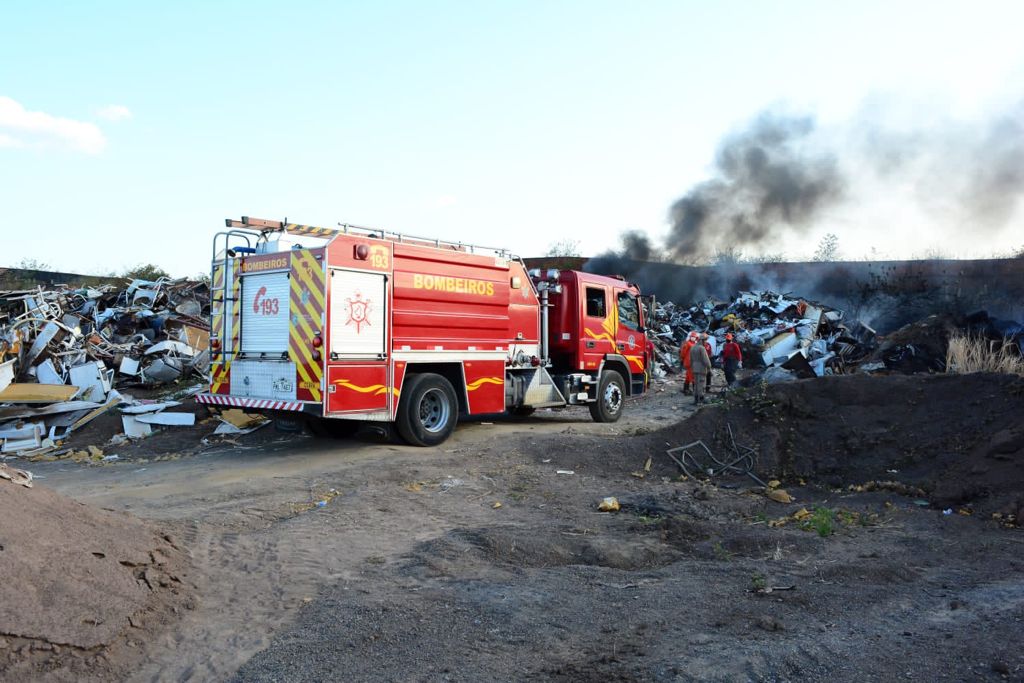 Corpo de Bombeiros apaga incêndio em depósito de reciclagem, em Sobral