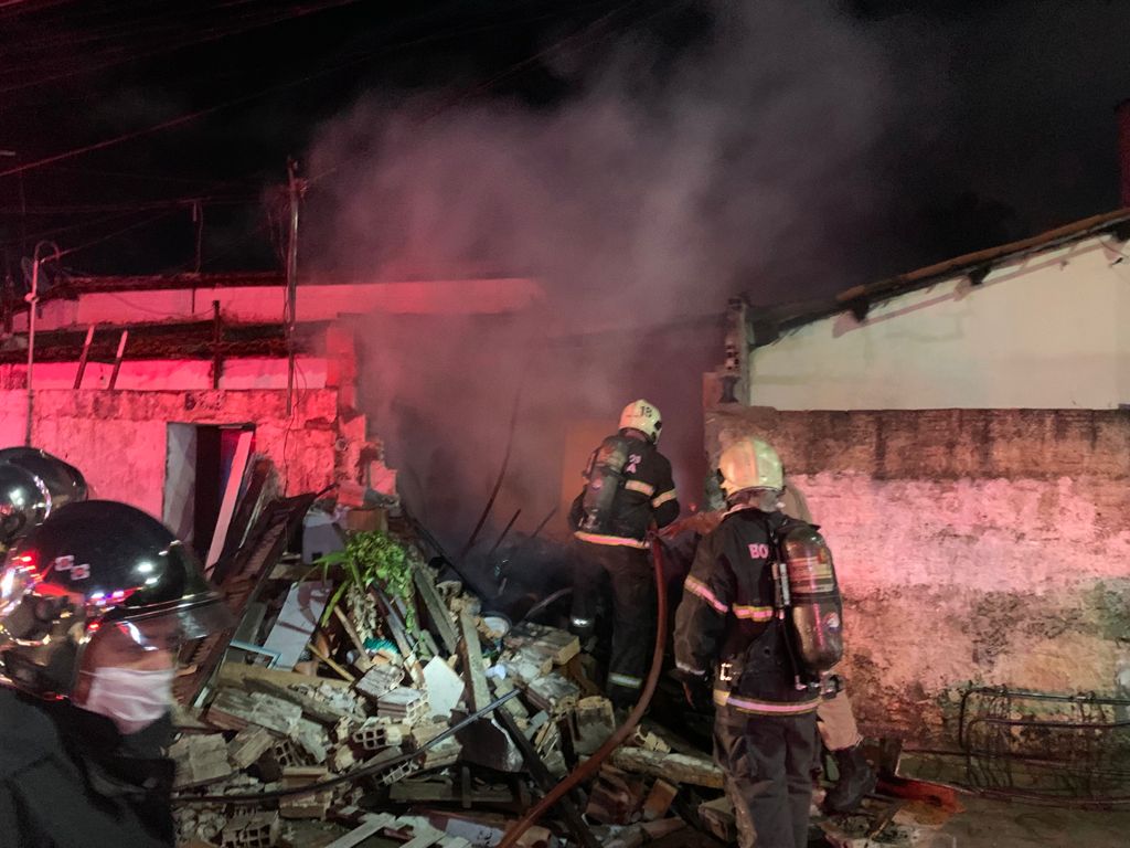Corpo de Bombeiros debela incêndio em residência no Conjunto Ceará
