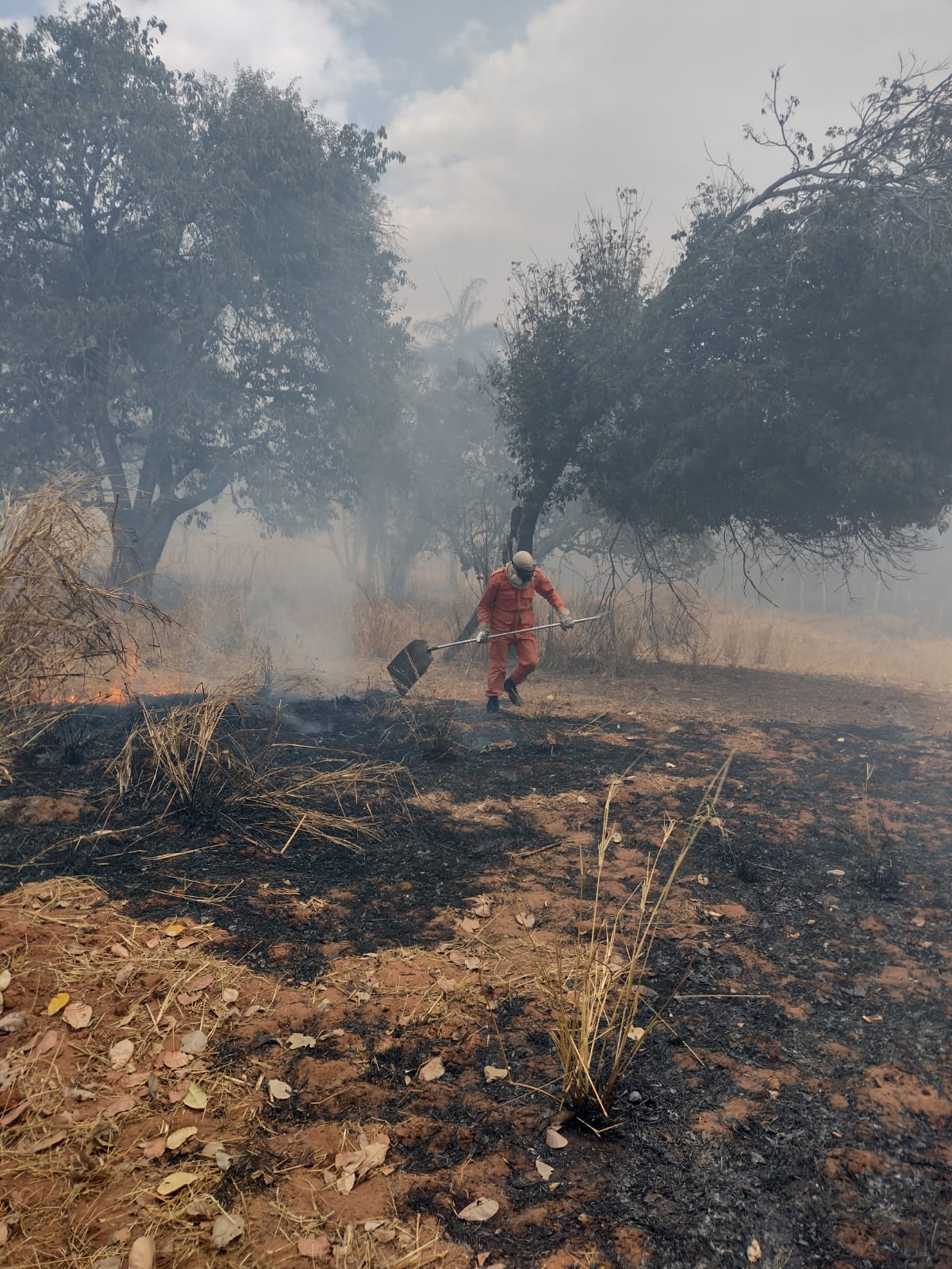 Corpo de Bombeiros debela incêndio no sítio Baixio do Muquem no Crato