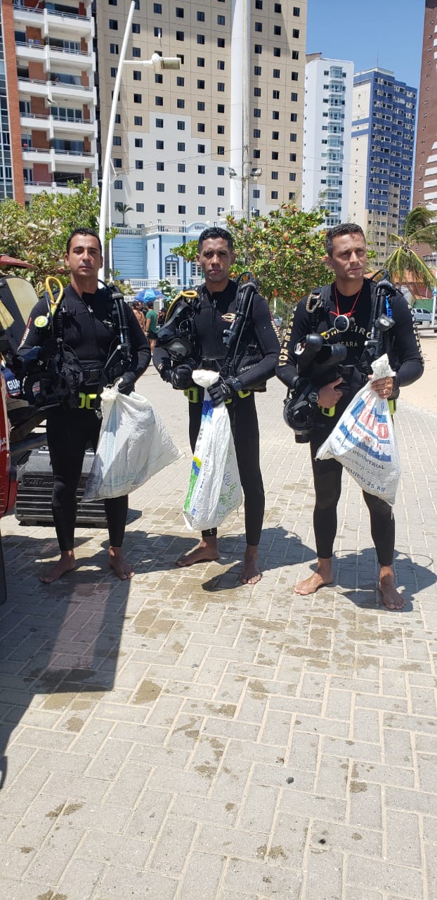 Mergulhadores de Resgate do Corpo de Bombeiros participam do evento de limpeza de praias, rios e lagoas