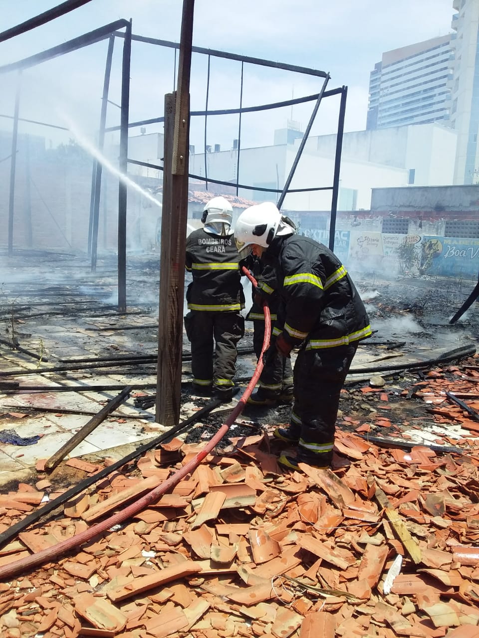 Corpo de Bombeiros debela incêndio em edificação comercial desativada em Juazeiro do Norte