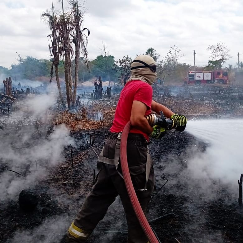 Bombeiros de Maracanaú apagam fogo em vegetação no município de Pacatuba