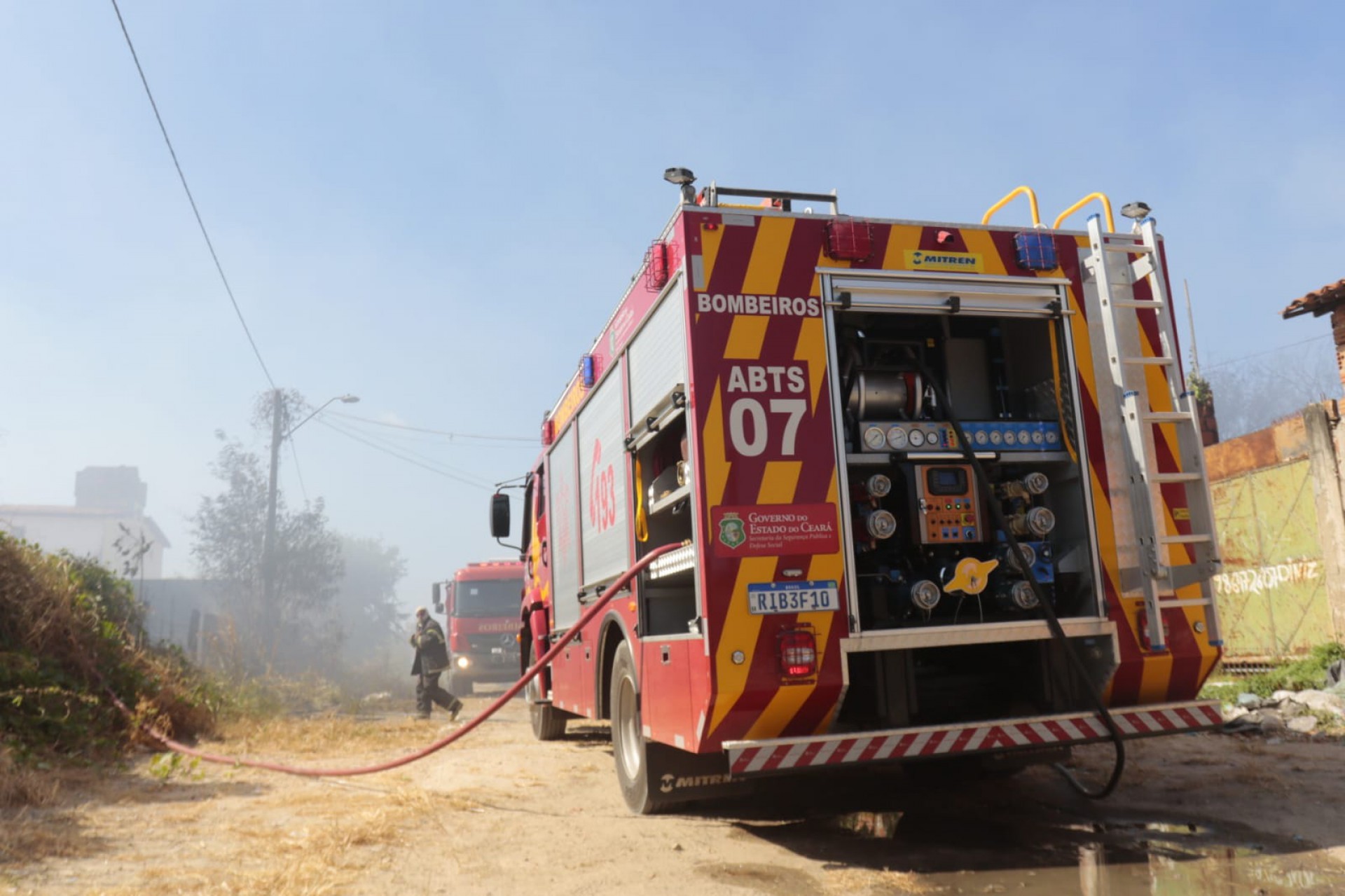 Corpo de Bombeiros apaga incêndio em reciclagem no bairro Passaré