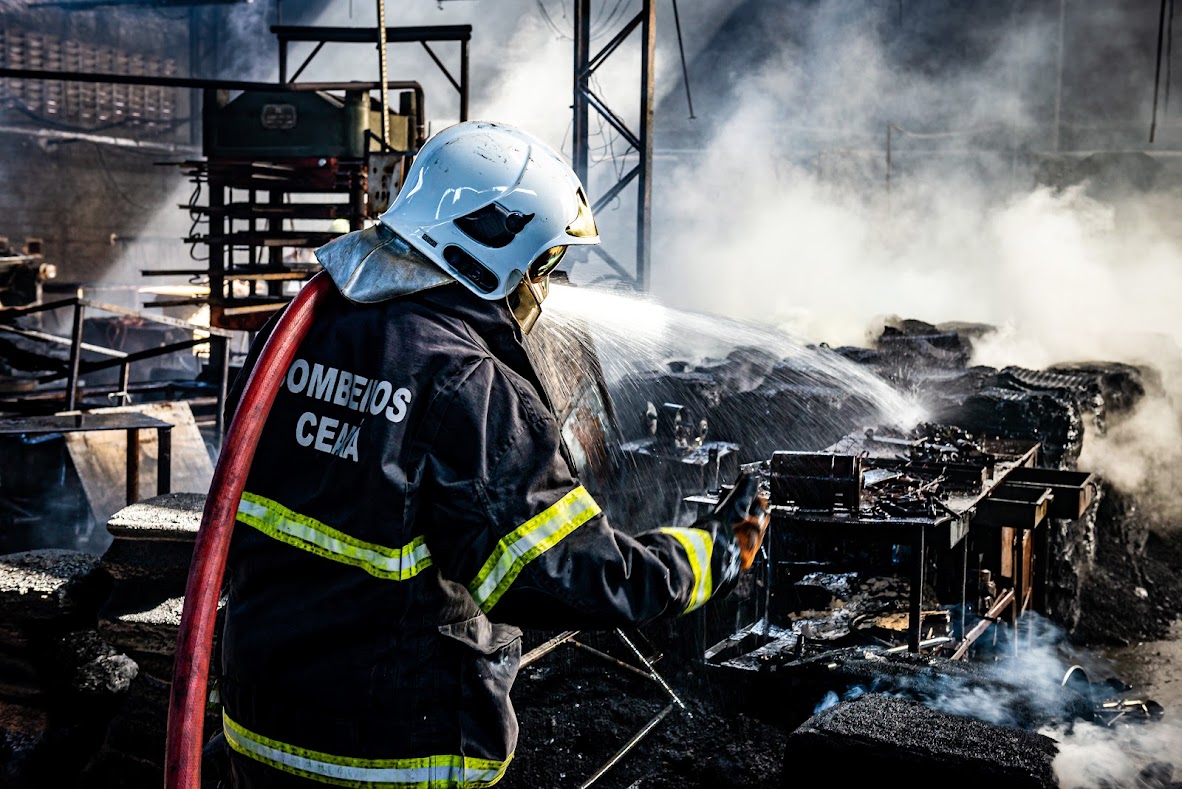 Corpo de Bombeiros debela incêndio em Edificação Industrial na Paupina
