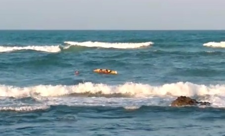 Corpo de Bombeiros resgata senhor de afogamento na Praia de Iracema, em Fortaleza