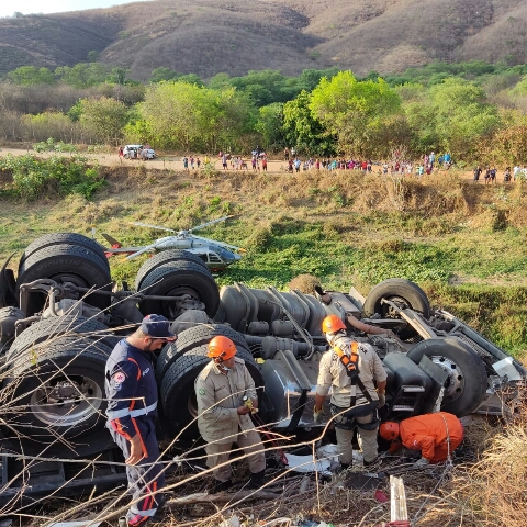 Corpo de Bombeiros atua em acidente de trânsito com vítima presa as ferragens