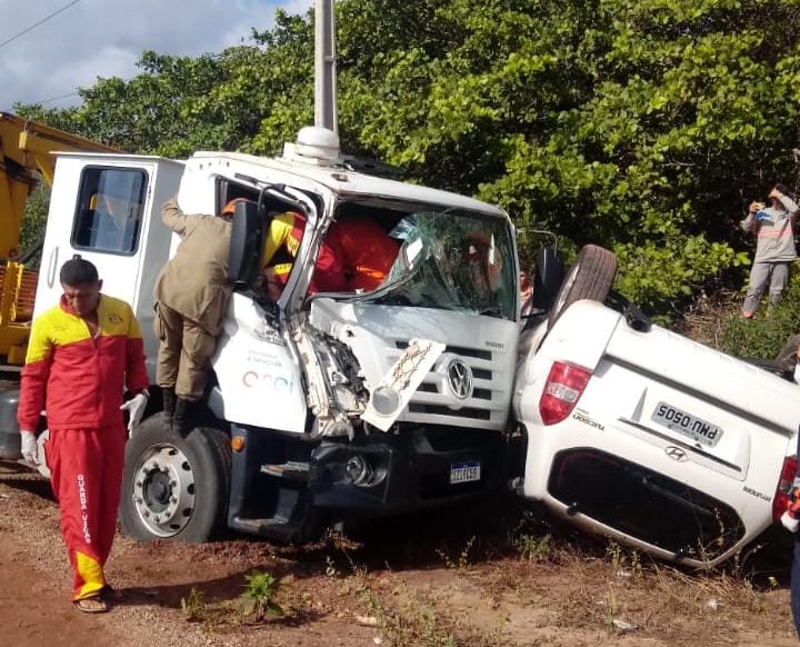 Bombeiros resgatam vítima presa às ferragens de acidente de trânsito em Paracuru