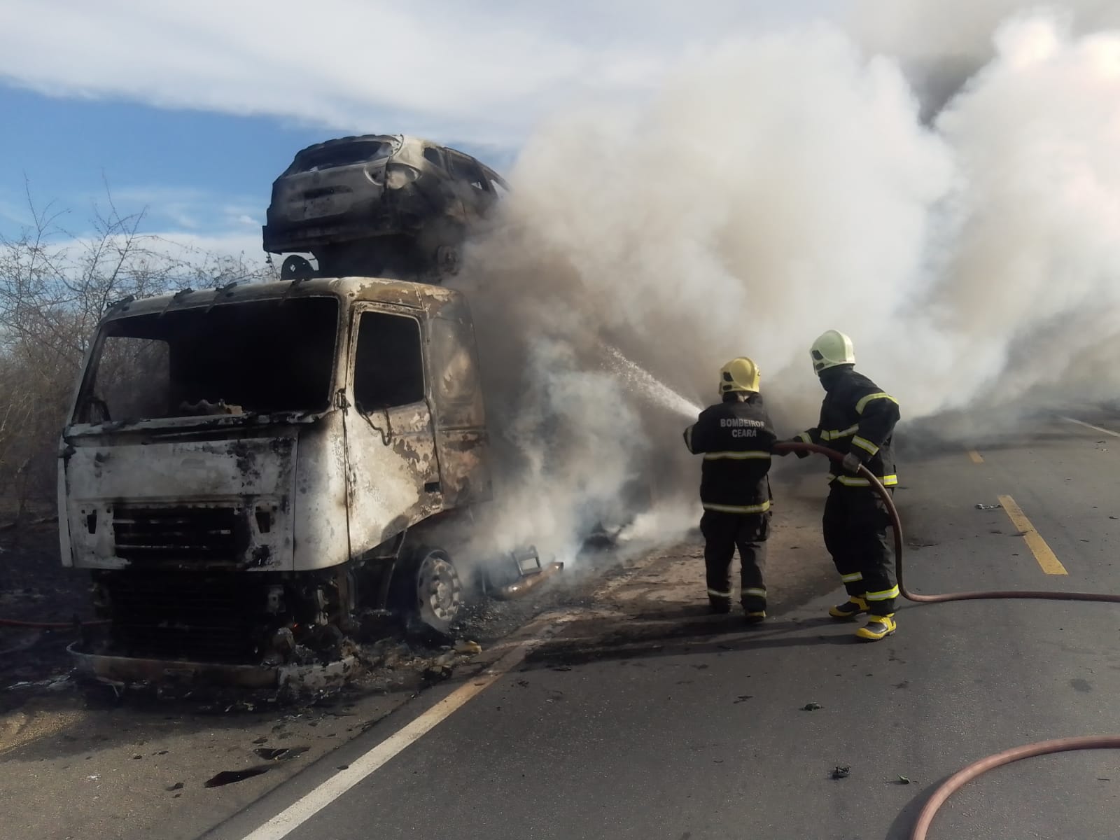 Corpo de Bombeiros debela incêndio em caminhão cegonha na BR 116