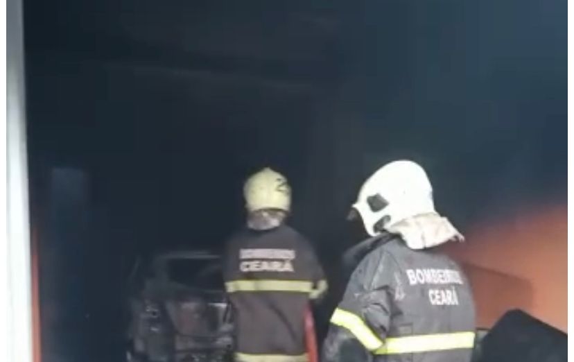 Corpo de Bombeiros debela incêndio em veículo na cidade de Trairi