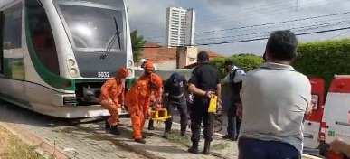 Corpo de Bombeiros resgata homem de ferragens do VLT em Sobral