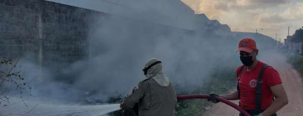 Corpo de Bombeiros combatem focos de incêndio em Maracanaú