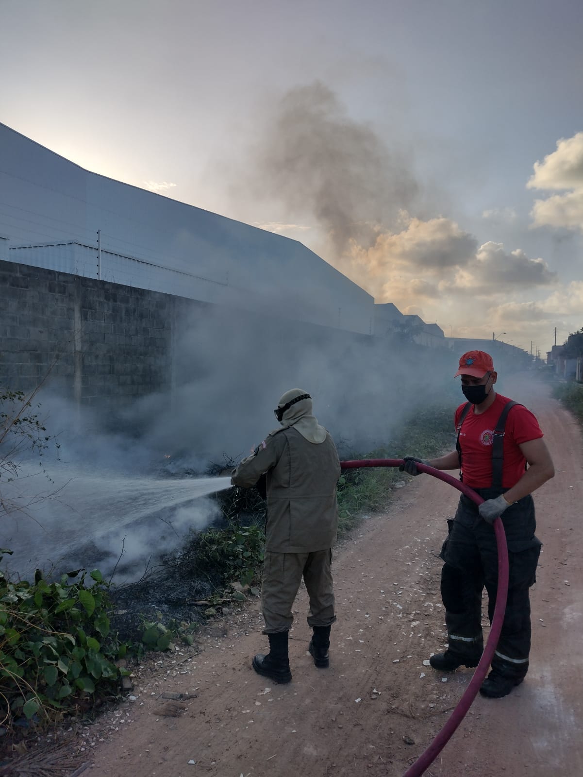 Corpo de Bombeiros combatem focos de incêndio em Maracanaú