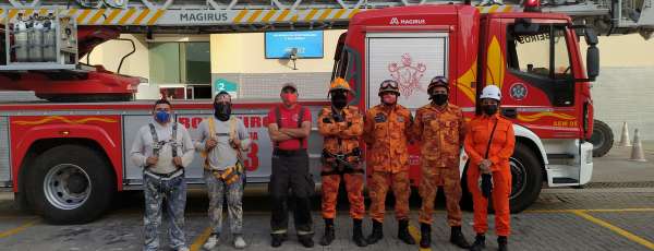 Corpo de Bombeiros resgata operários presos em uma plataforma elevada na cidade de Fortaleza