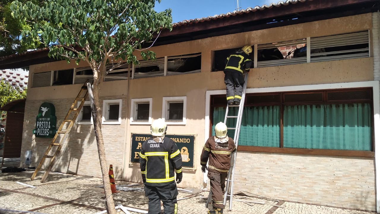 Corpo de Bombeiros atua em incêndio de restaurante, em Fortaleza