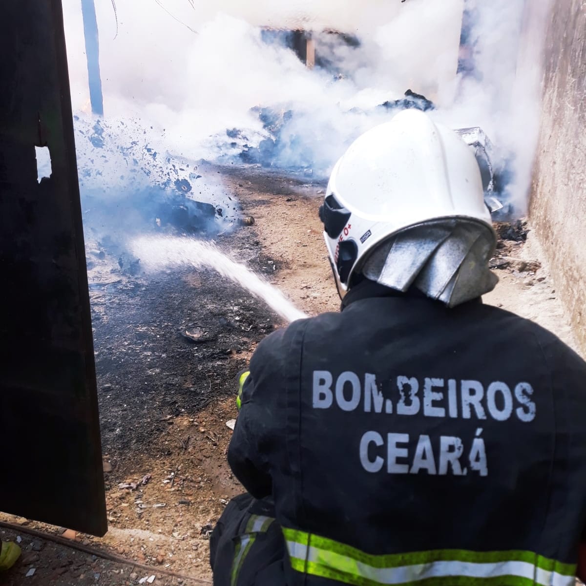 Corpo de Bombeiros apagam incêndio em reciclagem na Pacatuba