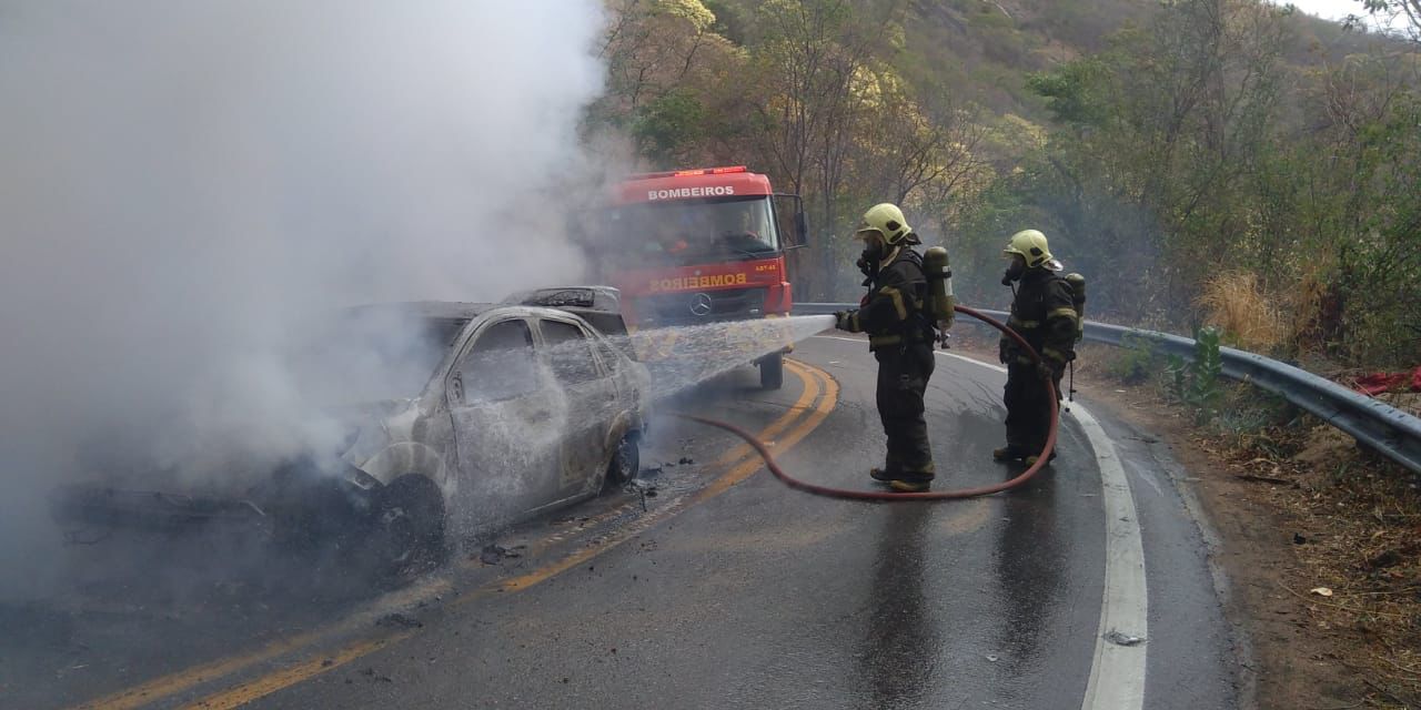 Corpo de Bombeiros debela incêndio de veículo na CE 440 em Massapê