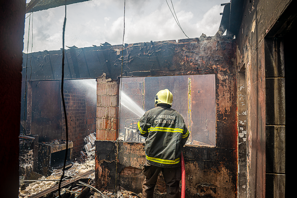 Corpo de Bombeiros debela incêndio em edificação comercial no Planalto Ayrton Senna, em Fortaleza
