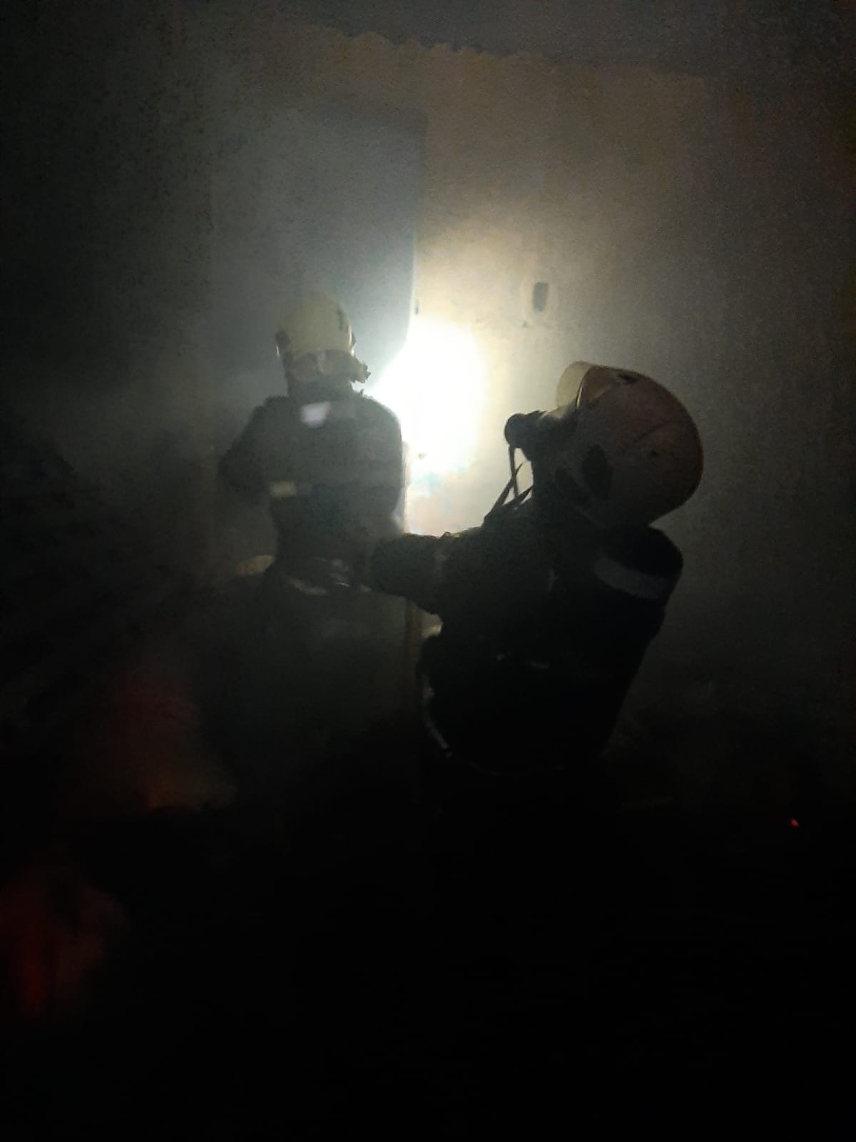 Corpo de Bombeiros atua em incêndio de residência em Fortaleza
