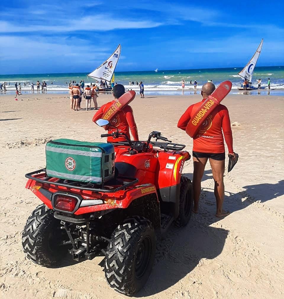 Corpo de Bombeiros salva 8 vidas de afogamentos em praias do Ceará