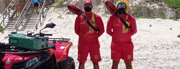 Corpo de Bombeiros salva 5 vidas de afogamentos na Praia do Futuro em Fortaleza