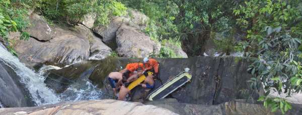 Corpo de Bombeiros resgata vítima de queda de cachoeira em Baturité