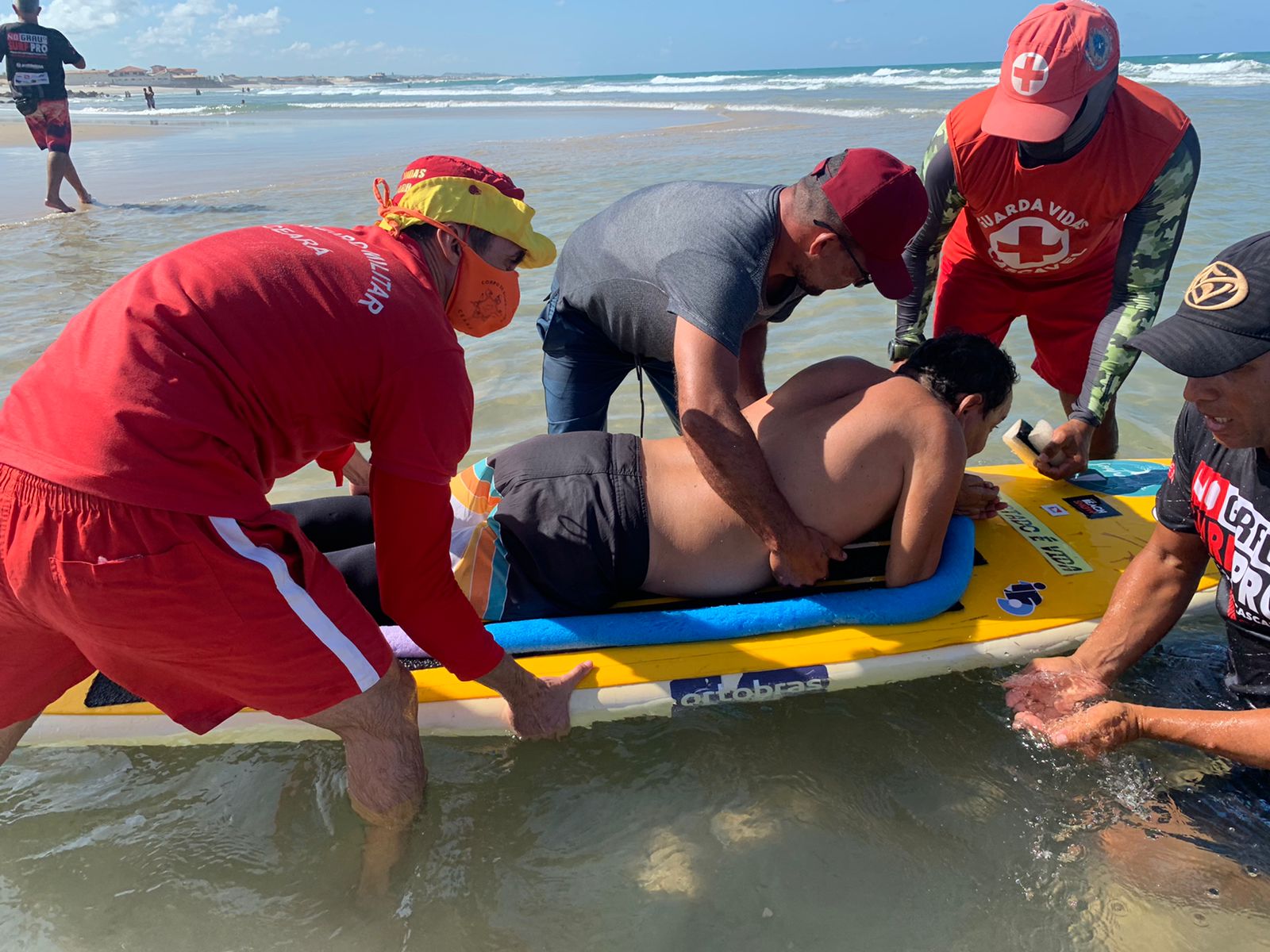 Corpo de Bombeiros atua na prevenção de demonstração de atletas paraplégicos no surf