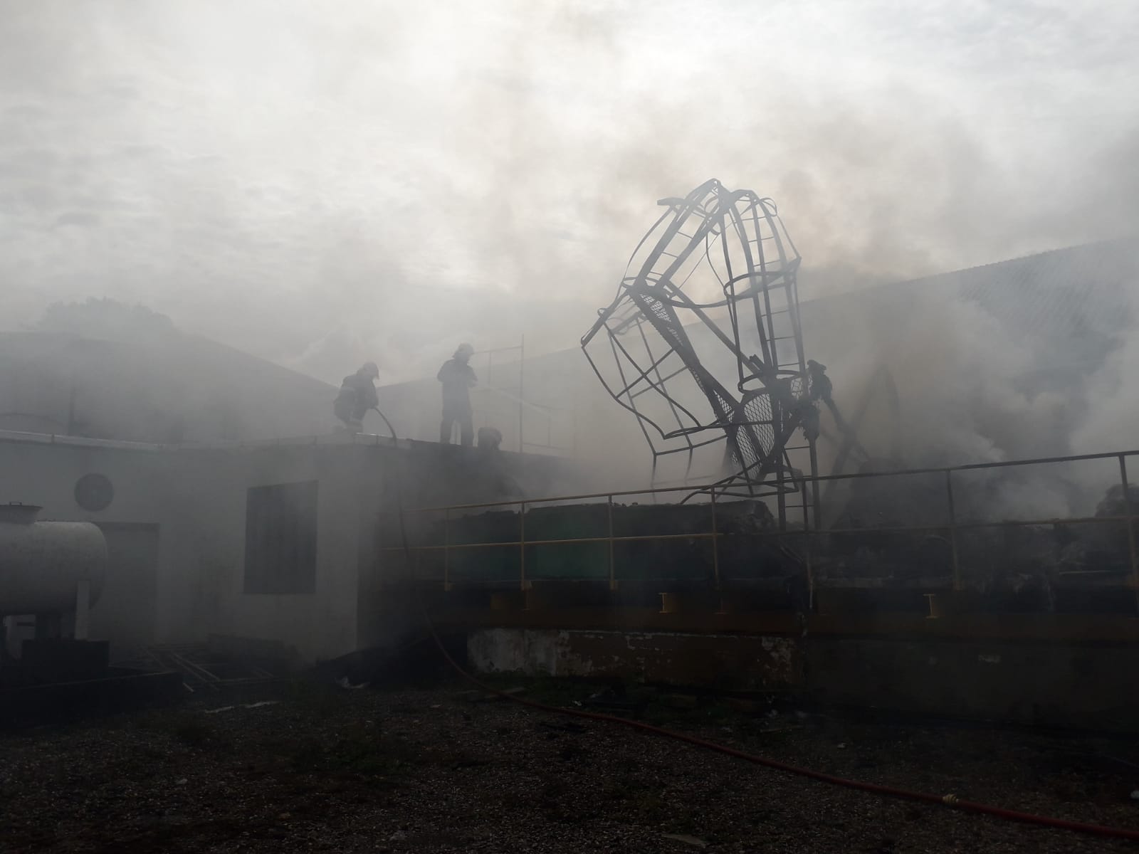 Corpo de Bombeiros apaga incêndio em edificação industrial no Curió