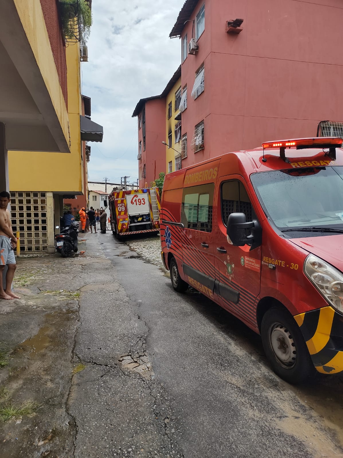 Corpo de Bombeiros debela incêndio em apartamento na Parangaba