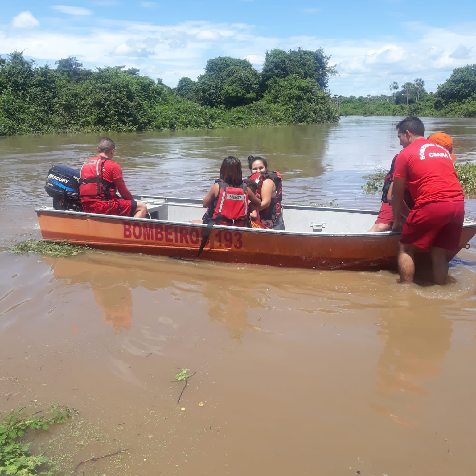 Corpo de Bombeiros resgata 3 crianças e 4 adultos ilhadas pelas águas do rio Acaraú em Massapê